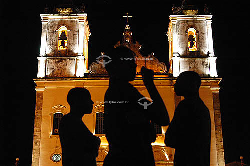  Silhueta de jovens conversando e frente à Igreja da Matriz iluminada - Santo Amaro da Purificação - Bahia - Brasil  - Santo Amaro - Bahia - Brasil