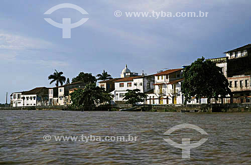  Cidade de Caravelas com mar em primeiro plano - Bahia - Brasil  - Caravelas - Bahia - Brasil