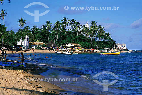  Pessoas na praia com barcos no mar - Praia do Forte - Mata de São João - Bahia -  Novembro 2001  - Mata de São João - Bahia - Brasil