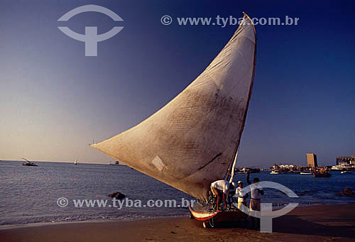  Vista da Praia de Iracema com jangada em primeiro plano - Fortaleza - CE - Brasil  - Fortaleza - Ceará - Brasil