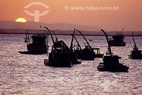  Pequenas embarcações ao pôr-do-sol - Fortaleza - CE - Brasil  - Fortaleza - Ceará - Brasil