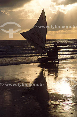  Silhueta de homem com jangada - Canoa Quebrada - CE - Brasil  - Aracati - Ceará - Brasil