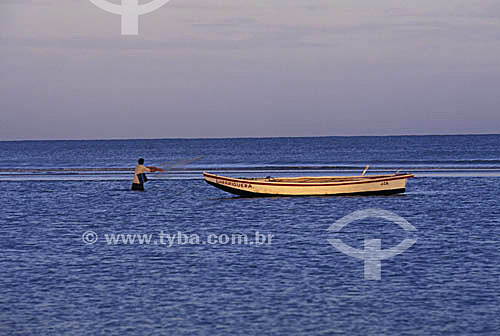  Assunto: Pescador e canoa   / Local: Jijoca de Jericoacoara - Ceará (CE) - Brasil / Data: 09/2002 