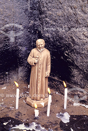  Estátua do Padre Cícero com velas acesas em volta - CE - Brasil  - Ceará - Brasil
