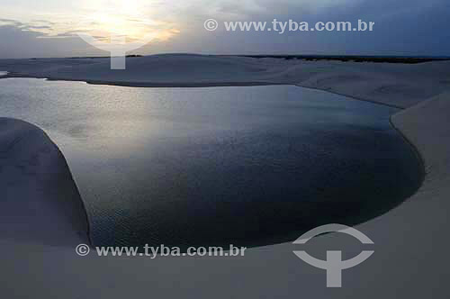  Dunas de areia e lagoas de água doce - Parque Nacional dos Lençóis Maranhenses - MA - Brasil - Fevereiro de 2006  - Maranhão - Brasil