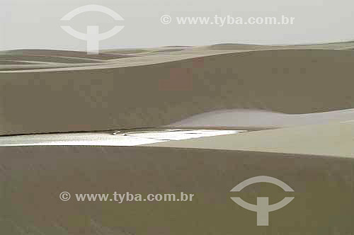  Dunas de areia e lagoas de água doce - Parque Nacional dos Lençóis Maranhenses - MA - Brasil - Fevereiro de 2006  - Maranhão - Brasil