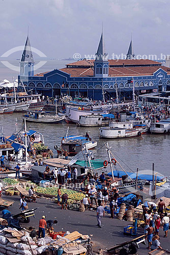  Mercado Ver-o-Peso  - Belém - PA - Brasil / Data: 2004

 O mercado Ver-o-Peso criado em 1688 é hoje o principal ponto turístico de Belém; é Patrimônio Histórico Nacional desde 09-11-1977 e o tombamento inclui as áreas adjacentes ao conjunto Ver-o-Peso. 