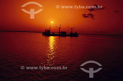 Navio de carga ao pôr-do-sol - Belém - PA - Brasil  - Belém - Pará - Brasil
