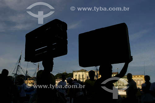  Homens transportando caixas vazias para o carregamento de peixes - Mercado Ver-o-Peso - Belém - PA - Brasil  - Belém - Pará - Brasil