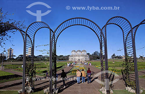  Pessoas passeando no Jardim Botânico de Curitiba - Museu Botânico - Paraná - Brasil  - Curitiba - Paraná - Brasil