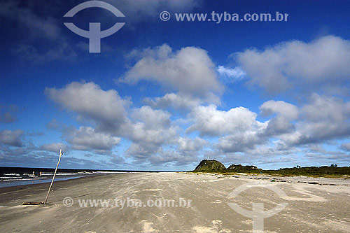  Praia das Conchas com Farol ao fundo - Ilha do Mel - PR - Brasil                                        - Curitiba - Paraná - Brasil