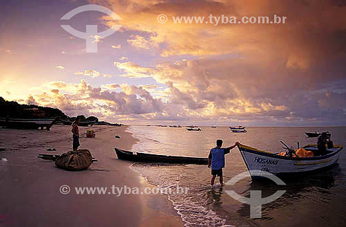  Pescador puxando um barco e pessoa na areia ao entardecer - Vila de Superagüi - Paraná - Brasil / Data: 12/1997 