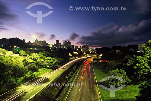  Estrada com carros passando e cidade ao fundo ao anoitecer - Londrina - Paraná - Brasil - Março 2004  - Londrina - Paraná - Brasil