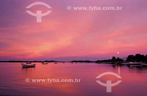  Barcos na água ao pôr-do-sol - Parque Nacional de Superagüi - Paraná - Brasil - Maio 2001  - Guaraqueçaba - Paraná - Brasil