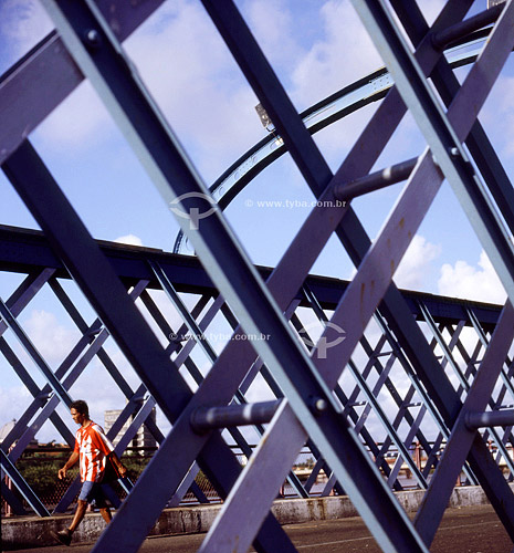  Ponte metálica com desenhos geométricos - Homem caminhando na ponte sobre o Rio Capibaribe - Recife - Pernambuco - Brasil  - Recife - Pernambuco - Brasil