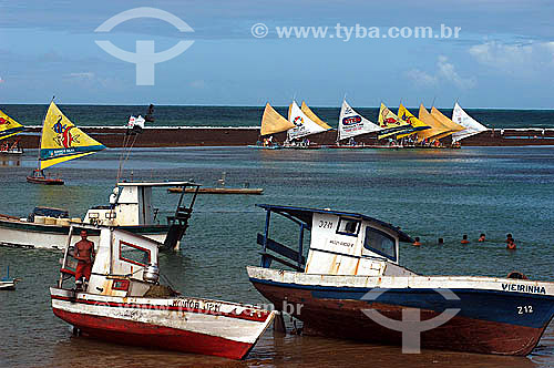  Barcos de pesca em primeiro plano e jangadas ao fundo no litoral de Pernambuco - Brasil  - Pernambuco - Brasil