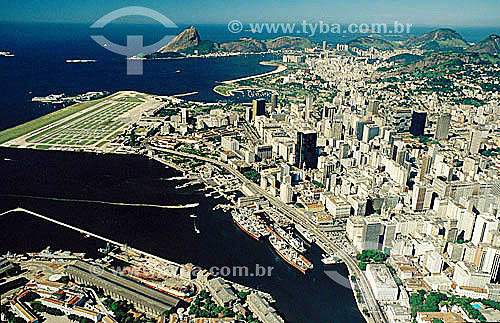  Vista aérea do centro da cidade do Rio de Janeiro com navios no Porto em primeiro plano, o Aeroporto Santos Dumont à esquerda e o Pão de Açúcar ao fundo - RJ - Brasil  - Rio de Janeiro - Rio de Janeiro - Brasil