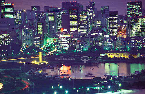  Vista noturna do centro do Rio de Janeiro, Monumento aos Pracinhas, MAM, prédios iluminados e um pedaço do Aterro do Flamengo  - Rio de Janeiro - Rio de Janeiro - Brasil