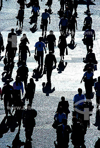  Cena da vida urbana, silhueta de pedestres (gente) andando em calçadão - centro da cidade do Rio de Janeiro - RJ - Brasil  - Rio de Janeiro - Rio de Janeiro - Brasil