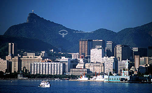  Centro da cidade do Rio de Janeiro visto da Baía da Guanabara mostrando uma barca (barcaça) Rio-Niterói, a Ilha Fiscal  à direita e o Cristo Redentor no Morro do Corcovado ao fundo, visto da Baía da Guanabara - RJ - Brasil

  Na Ilha Fiscal aconteceu o último baile do Brasil Império, em 9 de Novembro de 1889, 7 (sete) dias antes da Proclamação da República ocorrida em 15 de Novembro de 1889.  - Rio de Janeiro - Rio de Janeiro - Brasil