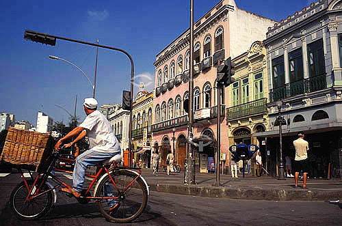  Padeiro de bicicleta passando na Lapa - Centro do Rio de Janeiro - RJ - Brazil  - Rio de Janeiro - Rio de Janeiro - Brasil