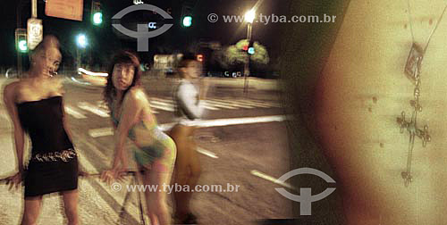  Braço de homem tatuado em primeiro plano e mulheres e travestis seduzindo pedestres à noite no bairro boêmio da Lapa - Rio de Janeiro - RJ - Brasil  - Rio de Janeiro - Rio de Janeiro - Brasil
