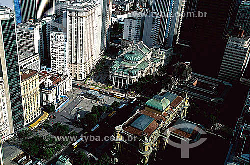  Vista aérea do Centro do Rio de Janeiro mostrando a Praça da Cinelândia (1), o Teatro Municipal (ou Theatro Municipal) (2) ao centro, a Assembléia Legislativa (3) à esquerda, o MNBA-Museu Nacional de Belas Artes (4) à direita e (na parte inferior da foto) o prédio da Fundação Biblioteca Nacional (5) , construído entre 1905 e 1910 - RJ - Brasil

(1) O verdadeiro nome da Praça da Cinelândia é Praça Marechal Floriano Peixoto, que também já se chamou  Largo da Mãe do Bispo.

(2) Inspirado na Ópera de Paris o teatro foi inaugurado em 1909. É Patrimônio Histórico Nacional desde 21-05-1952. 

(3) Palácio Pedro Ernesto,1920.

(4) Inspirado no Museu do Louvre, o prédio foi construído para abrigar a Real Escola de Artes e Ofícios, Escola Nacional de Belas Artes, e foi transformado durante o governo de Getúlio Vargas no  Museu Nacional de Belas Artes.  O Museu é Patrimônio Histórico Nacional desde 24-05-1973.

(5) A Biblioteca foi construída entre 1905 e 1910. É Patrimônio Histórico Nacional desde 24-05-1973.  - Rio de Janeiro - Rio de Janeiro - Brasil