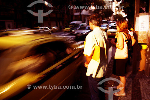  Pedestres esperando para atravessar a Avenida Rio Branco no centro do Rio de Janeiro - RJ - Brasil / Data: 2007 