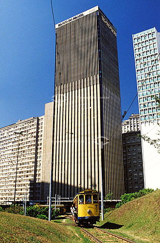  Bonde Santa Teresa com o edifício sede do Banco do Brasil ao fundo - Rio de Janeiro - Brasil  - Rio de Janeiro - Rio de Janeiro - Brasil