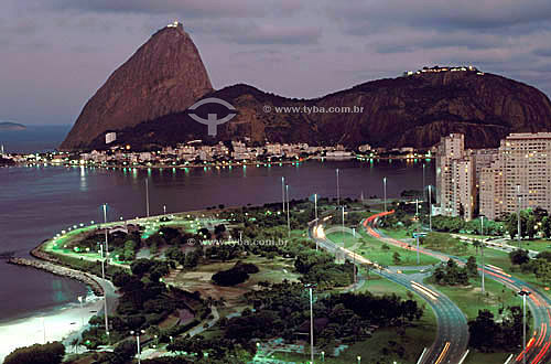  Parque do Flamengo ou Aterro do Flamengo (1) com Pão de Açúcar (2) ao fundo - Rio de Janeiro - RJ - Brasil

(1) Mais conhecido como Aterro do Flamengo, o Parque Brigadeiro Eduardo Gomes é a mais extensa área de lazer da cidade. Construído sobre aterramento de 1,2 milhão de metros quadrados tomados ao mar, abrange uma faixa de terra que se estende do Aeroporto Santos Dumont até o Morro da Viúva, em Botafogo. O projeto, inaugurado em 1964, foi coordenado por Maria Carlota (Lota) Macedo Soares e os projetos arquitetônico e paisagístico são respectivamente de Affonso Eduardo Reidy e Burle Marx.  É Patrimônio Histórico Nacional desde 28-07-1965.

(2) Patrimônio Histórico Nacional desde 08-08-1973.  - Rio de Janeiro - Rio de Janeiro - Brasil