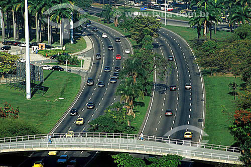  Detalhe de árvores e carros cruzando as avenidas do Aterro do Flamengo ou Parque do Flamengo  - Rio de Janeiro - Rio de Janeiro - Brasil