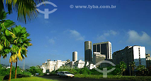  Aterro do Flamengo ou Parque do Flamengo com carro passando em primeiro plano e os prédios do Centro da cidade do Rio de Janeiro ao fundo - RJ - Brasil



  - Rio de Janeiro - Rio de Janeiro - Brasil