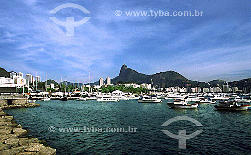  O Cristo Redentor sobre o Corcovado vistos do bairro da Urca com os barcos na Baía da Guanabara em primeiro plano e os prédios da Praia de Botafogo ao fundo  - Rio de Janeiro - Brasil







  - Rio de Janeiro - Rio de Janeiro - Brasil