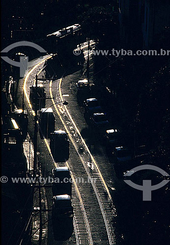  Silhueta de carros e do Bondinho de Santa Teresa, com o reflexo do sol em seus trilhos - Centro do Rio de Janeiro - RJ - Brasil  - Rio de Janeiro - Rio de Janeiro - Brasil