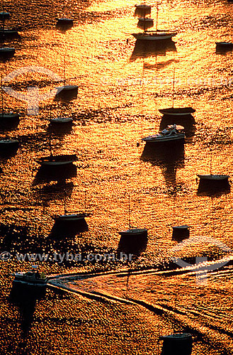  Vista aérea de barcos na Baía de Guanabara ao pôr-do-sol - Rio de Janeiro - RJ - Brasil  - Rio de Janeiro - Rio de Janeiro - Brasil