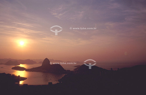  Silhueta do Pão de Açúcar  ao nascer do sol com a enseada de Botafogo em primeiro plano e a cidade de Niterói ao fundo  - Rio de Janeiro - Rio de Janeiro - Brasil
