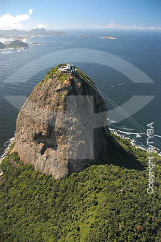  Vista aérea do Pão de Açúcar  e a entrada da Baía de Guanabara ao fundo, à esquerda - Rio de Janeiro - RJ - Brasil  é comum chamarmos de Pão de Açúcar, o conjunto da formação rochosa que inclui o Morro da Urca e o próprio Morro do Pão de Açúcar (o mais alto dos dois). O conjunto rochoso é Patrimônio Histórico Nacional desde 08-08-1973. obs.: foto digital  - Rio de Janeiro - Rio de Janeiro - Brasil