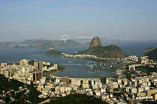  Vista aérea dos prédios da enseada de Botafogo com o Pão de Açúcar e o bairro da Urca em sua base com a cidade de Niterói ao fundo  - Rio de Janeiro - Rio de Janeiro - Brasil