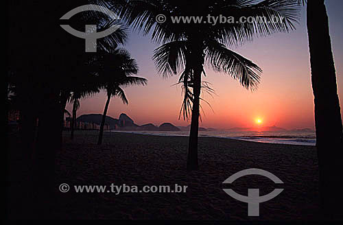 Praia de Copacabana ao nascer do sol com o Pão de Açúcar ao fundo - Rio de Janeiro - RJ - Brasil / Data: 06/2001 