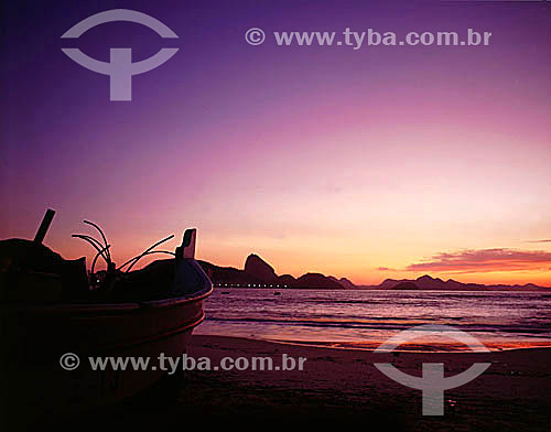  Praia de Copacabana ao nascer do sol com barco de pescador em primeiro plano e o Pão de Açúcar ao fundo - Rio de Janeiro - RJ - Brasil  - Rio de Janeiro - Rio de Janeiro - Brasil