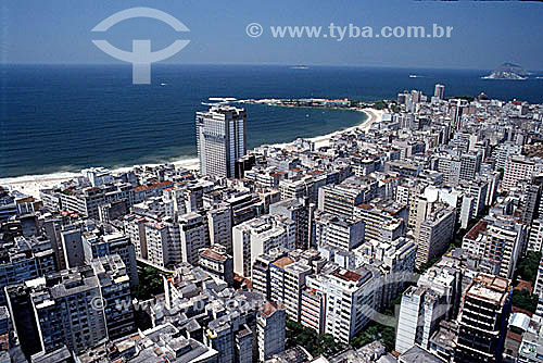  Vista aérea dos prédios de Copacabana com o Forte de Copacabana adentrando o Oceano Atlântico ao centro no fundo - Rio de Janeiro - RJ - Brasil  - Rio de Janeiro - Rio de Janeiro - Brasil