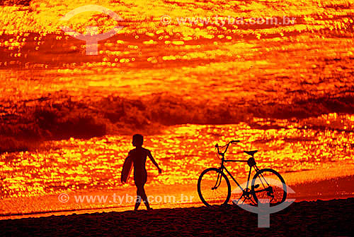  Silhueta de surfista e bicicleta ao pôr-do-sol na Praia de Copacabana - Rio de Janeiro - RJ - Brasil  - Rio de Janeiro - Rio de Janeiro - Brasil