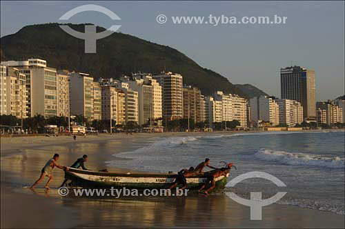  Praia de Copacabana com barco de pescadores em primeiro plano e prédios ao fundo - Rio de Janeiro - RJ - Brasil - Outubro de 2006  - Rio de Janeiro - Rio de Janeiro - Brasil