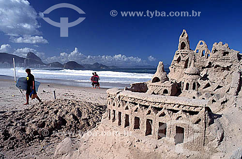  Castelo de areia na Praia de Copacabana, rapaz com prancha bodyboard e o Pão de Açúcar ao fundo - Rio de Janeiro - RJ - Brasil  - Rio de Janeiro - Rio de Janeiro - Brasil