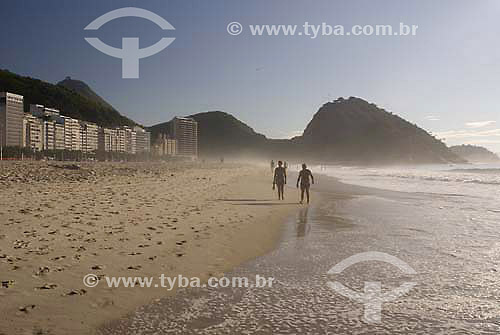  Pessoas caminhando na praia de Copacabana ao amanhecer - Rio de Janeiro - RJ - Brasil  - Rio de Janeiro - Rio de Janeiro - Brasil