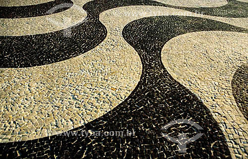  Calçadão de Copacabana - Rio de Janeiro - RJ - Brasil

  A Avenida Atlântica foi inaugurada em 1906 com apenas uma pista. A forma atual data de 1970 e o projeto paisagístico é de Roberto Burle Marx, que manteve do calçadão antigo tanto as pedras portuguesas quanto o padrão gráfico de 