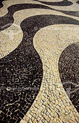  Calçada de Copacabana - Rio de Janeiro - RJ - Brasil

  A Avenida Atlântica foi inaugurada em 1906 com apenas uma pista. A forma atual data de 1970 e o projeto paisagístico é de Roberto Burle Marx, que manteve do calçadão antigo tanto as pedras portuguesas quanto o padrão gráfico de 