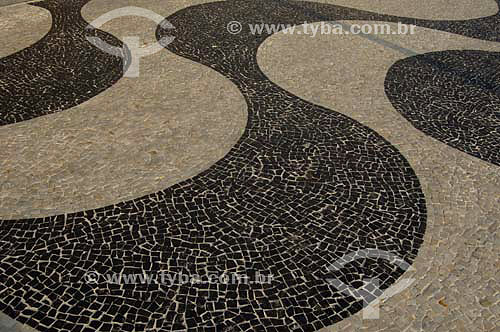  Calçada de Copacabana - Rio de Janeiro - RJ - Brasil - Outubro de 2006

  A Avenida Atlântica foi inaugurada em 1906 com apenas uma pista. A forma atual data de 1970 e o projeto paisagístico é de Roberto Burle Marx, que manteve do calçadão antigo tanto as pedras portuguesas quanto o padrão gráfico de 
