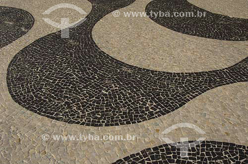  Calçada de Copacabana - Rio de Janeiro - RJ - Brasil - Outubro de 2006

  A Avenida Atlântica foi inaugurada em 1906 com apenas uma pista. A forma atual data de 1970 e o projeto paisagístico é de Roberto Burle Marx, que manteve do calçadão antigo tanto as pedras portuguesas quanto o padrão gráfico de 
