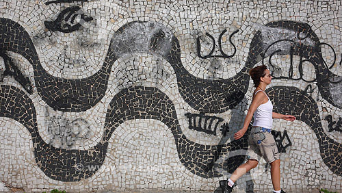  Muro de Pedras Portuguesas com pichações - Lazer - Gente caminhando - Copacabana - Rio de Janeiro - RJ - Dezembro de 2007  - Rio de Janeiro - Rio de Janeiro - Brasil